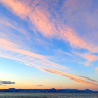 What are the Clouds trying to tell us ?! Cirrus Clouds from West to East...not a Beast ?! Cirrus Clouds from East to West...not the Best ?!