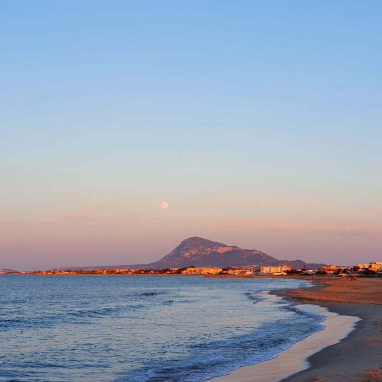 Playa Dénia the Moon at the same TimE