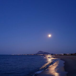 Playa Dénia the Moon at the same TimE