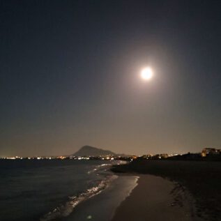 Playa Dénia the Moon at the same TimE